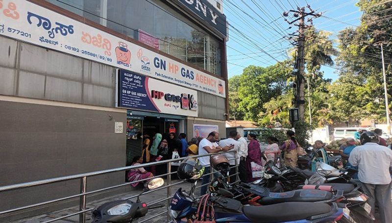 People Rush to Gas Agency for KYC by believing Fake News in Shivamogga grg 