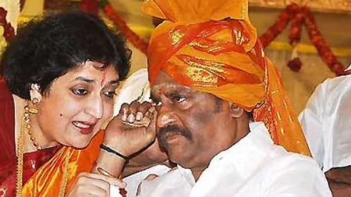 rajanikanth wife latha have many financial cases it's trouble for rajini said bayilvan ranganathan vvk 