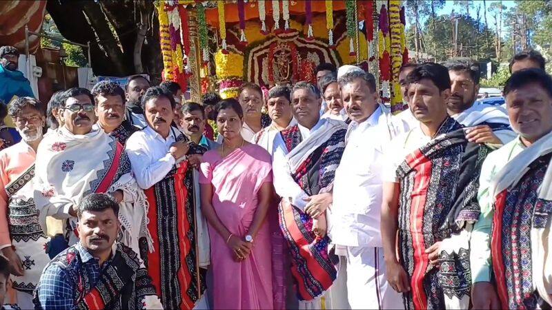 udhagai people participate car festival with traditional costume vel