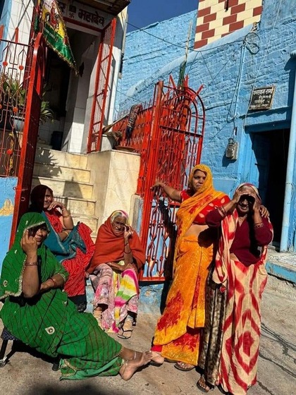 <p>दुआ लीपा ने फेसबुक पर राजस्थानी महिलाओं के ग्रामीण परिवेश की एक फोटो डाली। उसके बाद से ही उन्हें ट्रोल किया जा रहा है।<br />
 </p>

