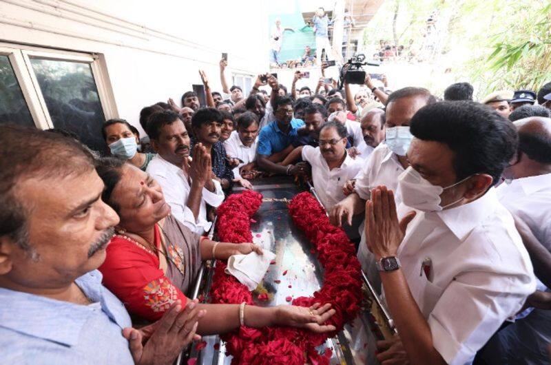 Premalatha has demanded that Vijayakanth body be cremated in a public place KAK