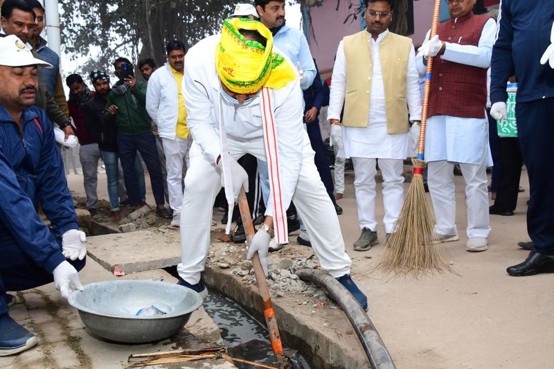 up deputy cm keshav prasad maurya cleans drains, roads in ayodhya kms