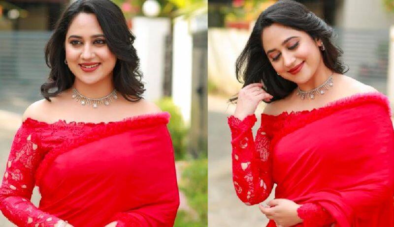 Malayalam Actress Miya George in Red saree for Christmas, wishes fans Vin