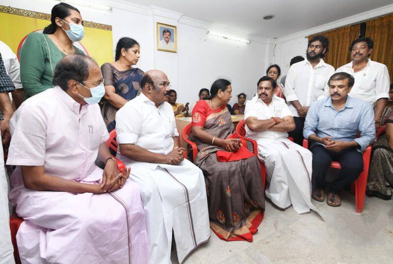 aiadmk general secretary edappadi palaniswami paid last respect to dmdk president vijayakanth in dmdk office chennai vel