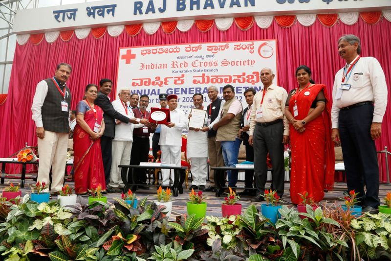 Governor presents award to Red Cross snr