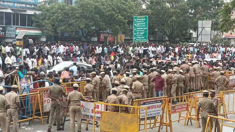 police lathi charge against dmdk cadres near party office in chennai vel