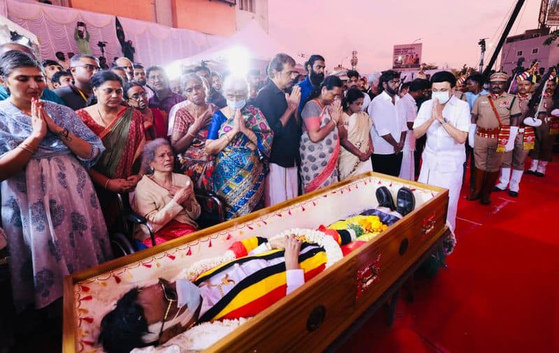 The moment Captain Vijayakanth was laid to rest vel