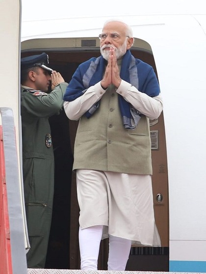 <p>पीएम नरेंद्र मोदी अयोध्या पहुंचे। एयरपोर्ट पर सीएम योगी और गवर्नर आनंदीबेन पटेल ने  उनका स्वागत किया। </p>
