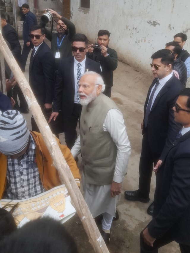 पंतप्रधान मोदींनी मीरा मांझी यांच्या घराला दिली भेट पंतप्रधान मोदींनी मीरा मांझी यांच्या घराला दिली भेट