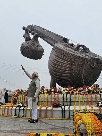<p>सुर साम्राज्ञी लता मंगेशकर के जन्मदिन पर अयोध्या में 28 सितम्बर 2022 को लता मंगेशकर चौक का उद्घाटन किया गया था।</p>
