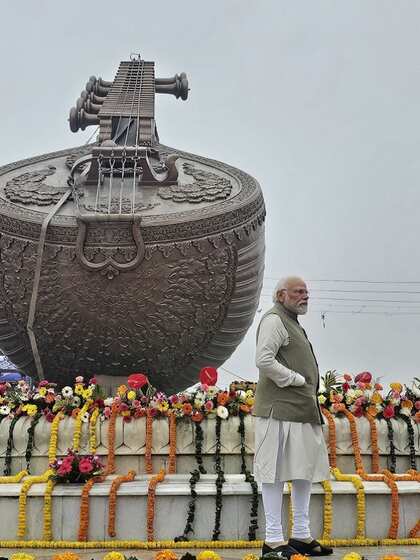 <p>पीएम नरेंद्र मोदी अयोध्या धाम रेलवे स्टेशन का लोकार्पण कर लौटें तो लता मंगेशकर चौक पर रूकें। चौराहे की सुंदरता देखकर भाव विभोर हो गए।</p>
