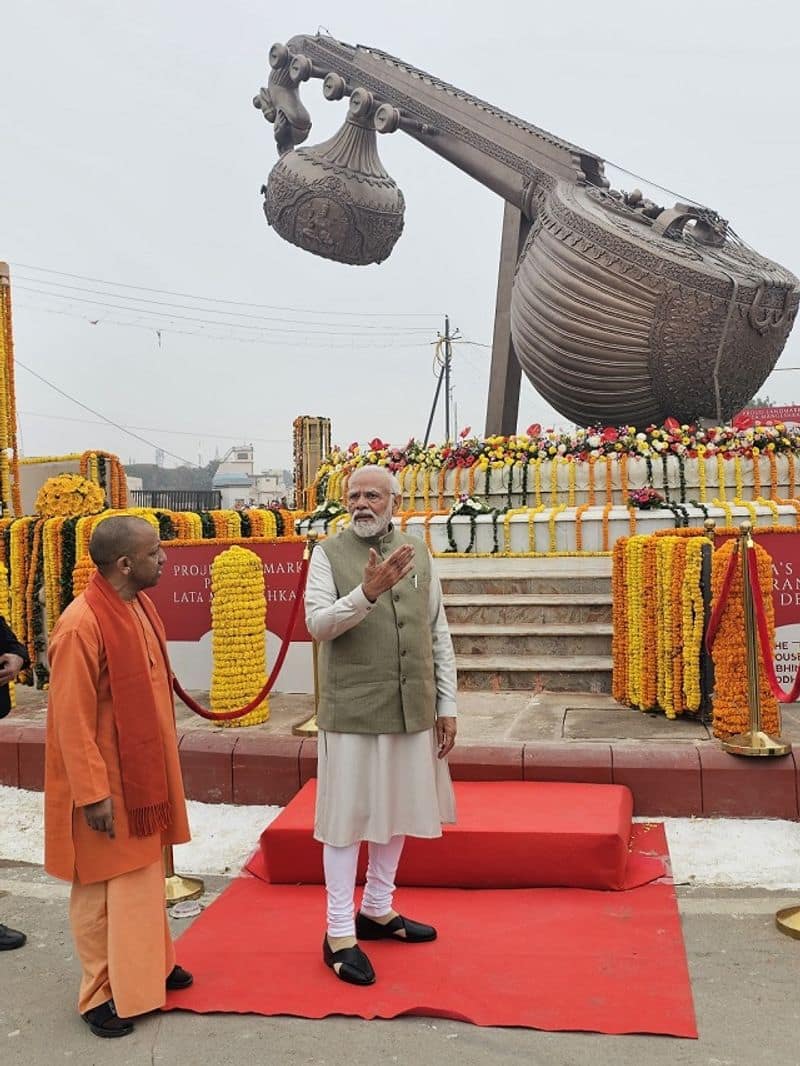 Prime Minister Modi greets the public of Ayodhya at Lata Mangeshkar Chowk zrua