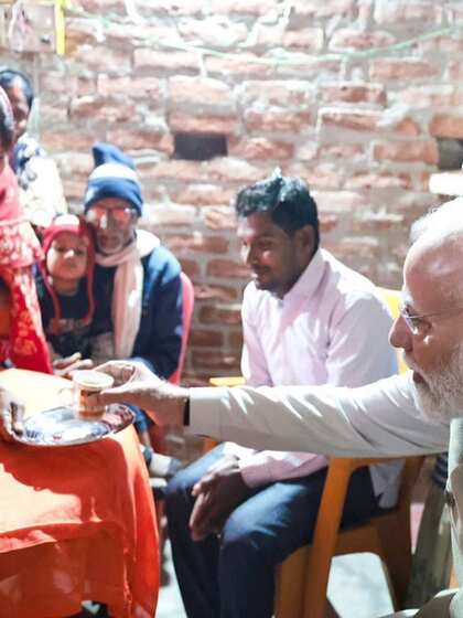 <p>पीएम मोदी ने इस दौरान मीरा मांझी के हाथों की बनी चाय पी और कहा कि थोड़ी मी​ठी हो गई है। <br />
 </p>
