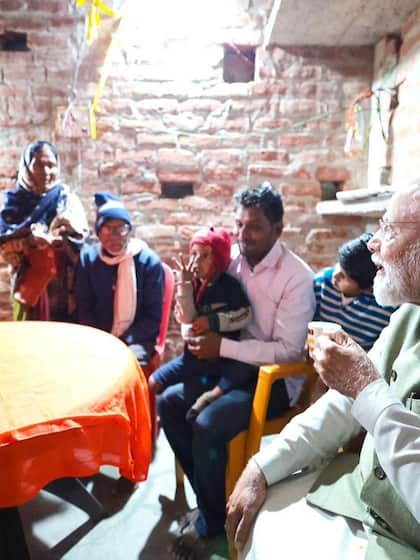 <p>पीएम मोदी जब मीरा के घर पहुंचे तो पूरी बस्ती के लोग हैरान थे। पूरा इलाका मोदी-मोदी के नारों से गूंज उठा। </p>
