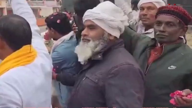 Ram mandir consecration Former Babri Mosque partitioner iqbal ansari welcomes PM modi by showering flower ckm 