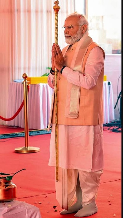 <p>मई 2023 में नए संसद भवन के उद्घाटन के मौके पर पीएम मोदी की संगोल के साथ तस्वीर खूब वायरल हुई। वहीं जनता को भी ये फोटो खूब पसंद आई। </p>

<p> </p>

<p> </p>
