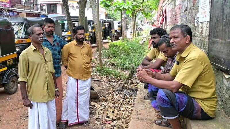 thiruvananthapuram native auto driver karaoke singing goes viral in social media vkv