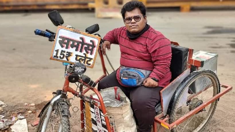 सुबह काॅम्पिटिटिव एग्जाम की तैयारी शाम को काम, जॉब नहीं मिली तो व्हीलचेयर पर ही समोसे बेचने लगे सूरज