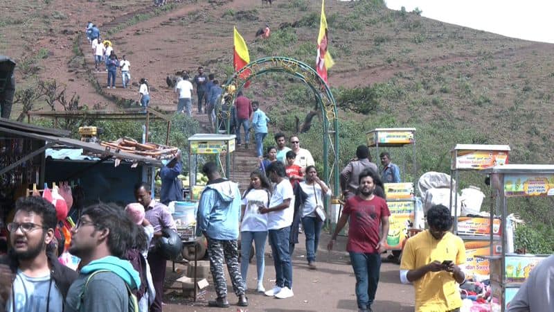 tourists visit to chikkamagaluru for new year celebration gvd