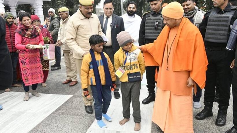अचानक सीएम योगी मिले तो सरप्राइज हुए बच्चे, बोले हैप्पी न्यू ईयर 