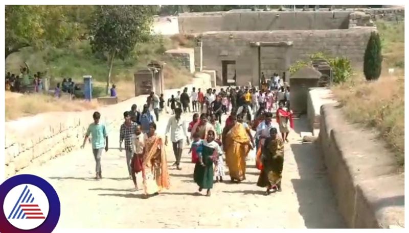 tourist celebrate new year 2024 in Chitradurga Fort gow