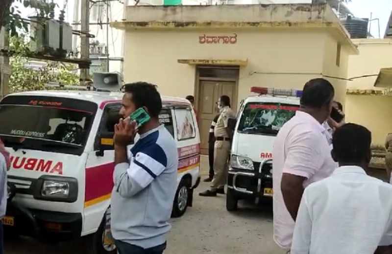 Ambulance waited in front of the hospital for the whole day without a doctor for autopsy in Chikkamagaluru gvd 