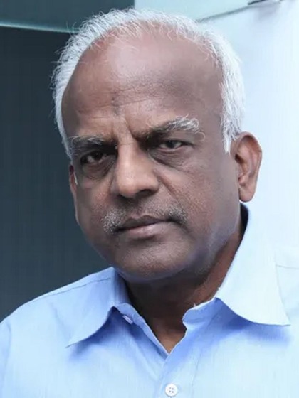 <p>आरजी चंद्रमोगन ने शुरुआत में 65 रुपये महीने की सैलरी पर एक लकड़ी डिपो में नौकरी की। </p>
