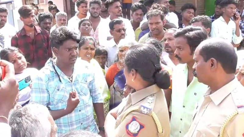 Blocked the road with the family to condemn the police who took the two-wheeler in Jolarpet-rag