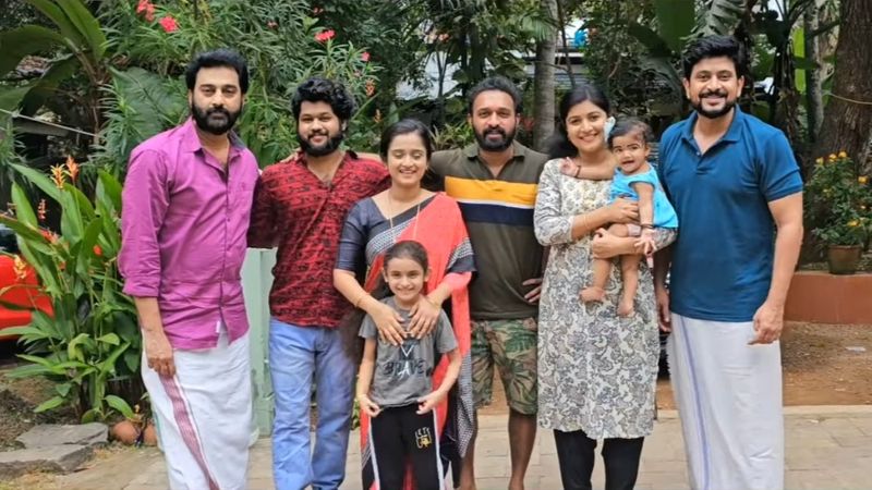 Santhwanam serial family united in New Year pictures gone viral vvk