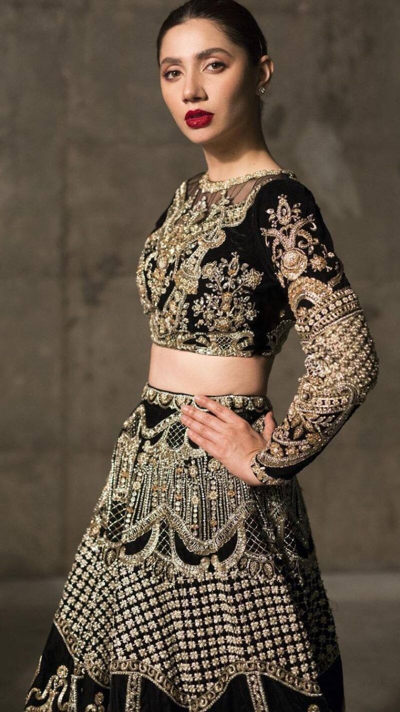 pakistani actress mahira khan latest outfits for wedding function photo kxa 