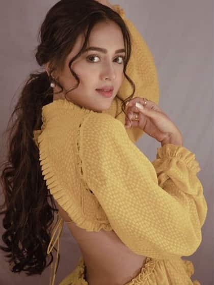 <p>एकता कपूर ने तेजस्वी प्रकाश को 'नागिन' में  कास्ट किया। शो के बाद तेजस्वी घर घर का जाना पहचाना नाम बन गयी।  पॉपुलैरिटी के साथ साथ तेजस्वी की दौलत भी 3 गुना बढ़ गयी। </p>

<p> </p>
