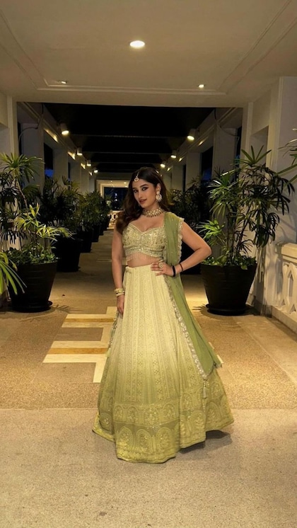 <p>यलो-ग्रीन डबल शेड लहंगे में राशा हुस्न परी लग रही हैं। उन्होंने हैवी ब्लाउज औक हैवी ज्वेलरी पहनी है। आप मिनिमल मेकअप संग लुक कंप्लीट करें। </p>
