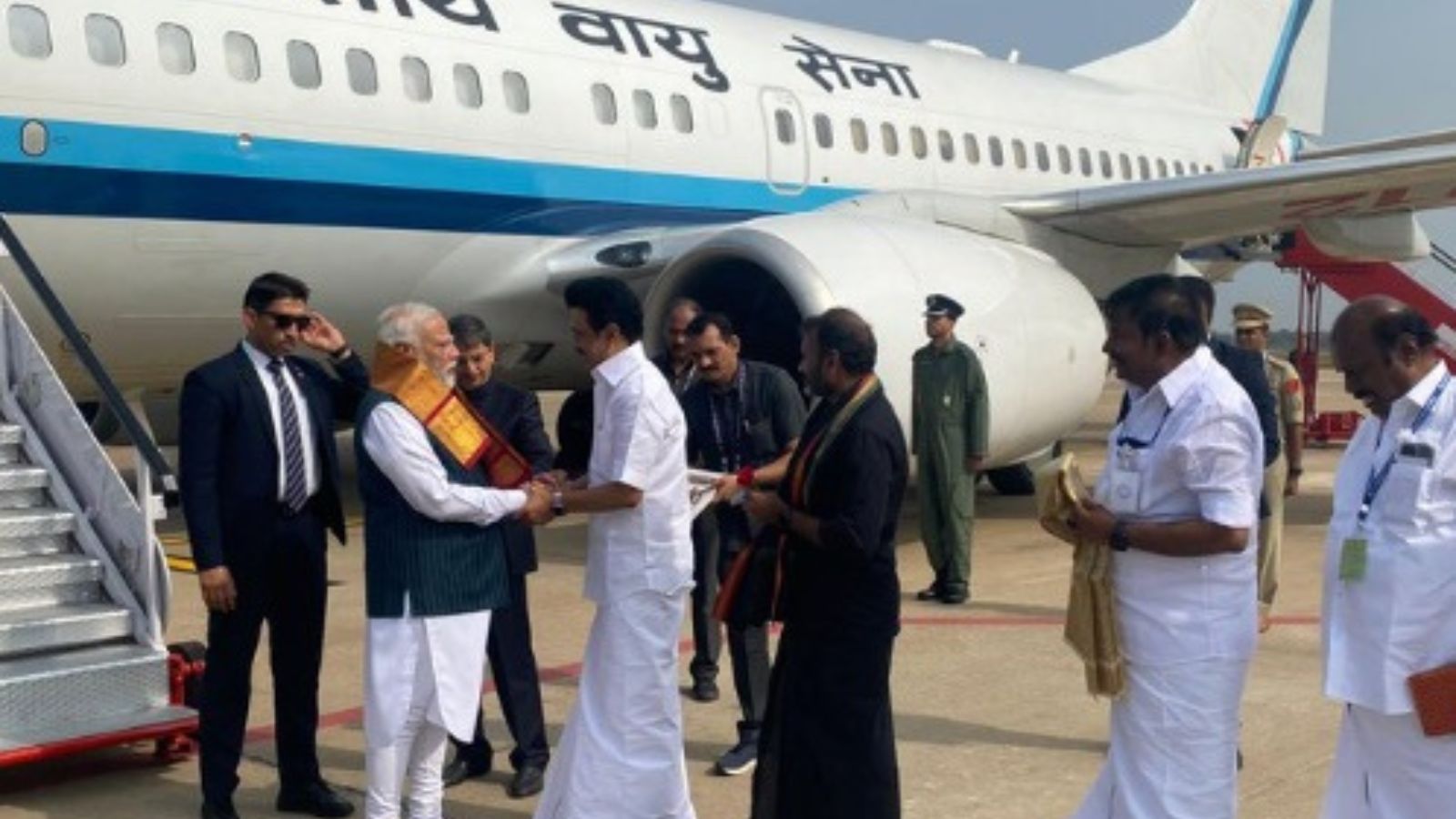 पंतप्रधान नरेंद्र मोदींचे तमिळनाडूत स्वागत पंतप्रधान नरेंद्र मोदींचे तमिळनाडूत स्वागत