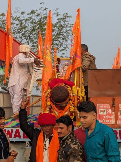 <p>इस अगरबत्ती को बनाने में 6 महीने का वक्त लगा है। अगरबत्ती को बनाने वाले कारीगरों का कहना है कि यह अगरबत्ती 45 दिनों तक जलेगी, साथ ही</p>

<p> </p>
