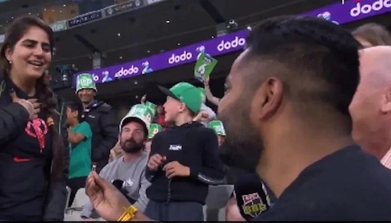 Big Bash League Indian Fan Proposes To Girlfriend During T20 Match In Australia Her Response goes viral kvn