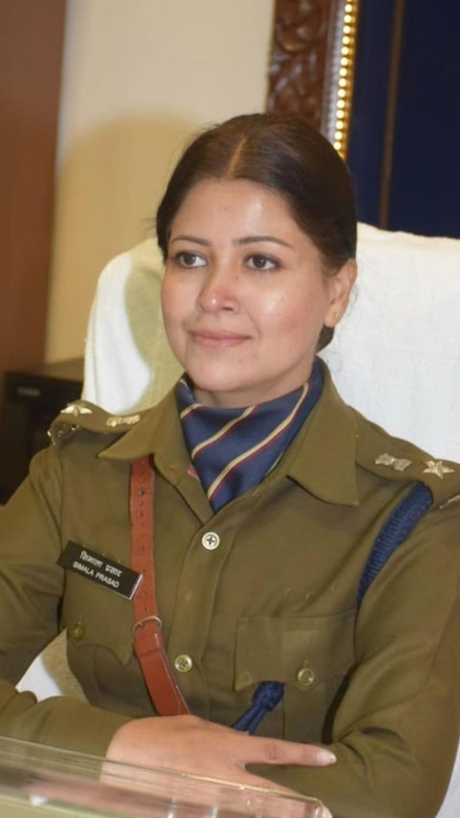 <p>फिल्मों में नकली पुलिस ऑफिसर तो खूब देखे होंगे लेकिन आज आपको एक ऐसी IPS ऑफिसर के बारे में बताएंगे जो रील से रियल लाइफ में अधिकारी बनी हैं। <br />
 </p>
