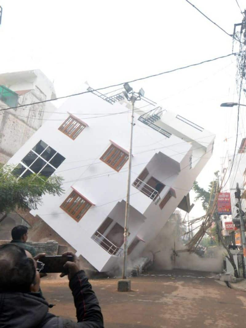 building collapsed in naka lucknow zkamn