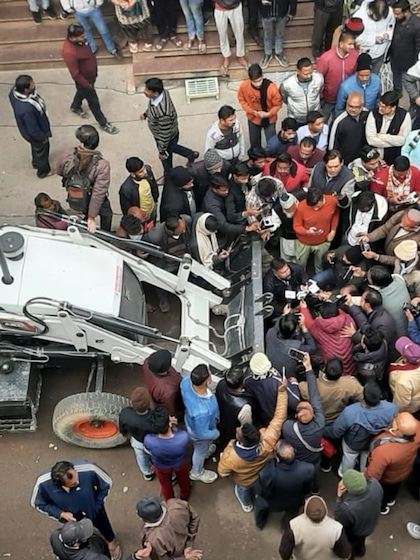 <p>पुलिस ने बैरिकेडिंग लगा रास्ते को ब्लाक कराया। देखते ही देखते इमारत का कुछ हिस्सा ढह गया। अचानक हुई इस घटना से वहां अफरा-तफरी मच गई। </p>

<p> </p>
