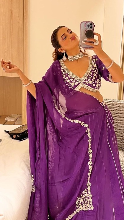 <p>एक्ट्रेस ने पर्पल लहंगा को हार्टशेप मैचिंग हैवी एंब्रॉयडरी ब्लाउज संग टीमअप किया है। डिफरेंट लुक के लिए उन्होने सिल्वर ज्वेलरी चुनी। आप भी इस आउटफिट को रिक्रिएट कर सकती हैं। </p>
