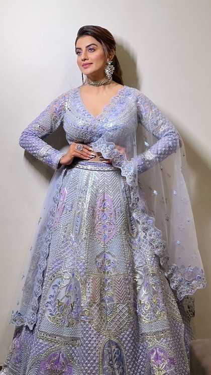 <p>देवर की शादी में फैशनिस्टा लुक चाहिए तो हैवी एंब्रॉयडरी लहंगा ट्राई करें। मिनिमल मेकअप और लाइटवेट ज्वेलरी संग ये लहंगा जंचेगा। आप इस आउटफिट से इंसिप्रेशन ले सकती हैं। </p>
