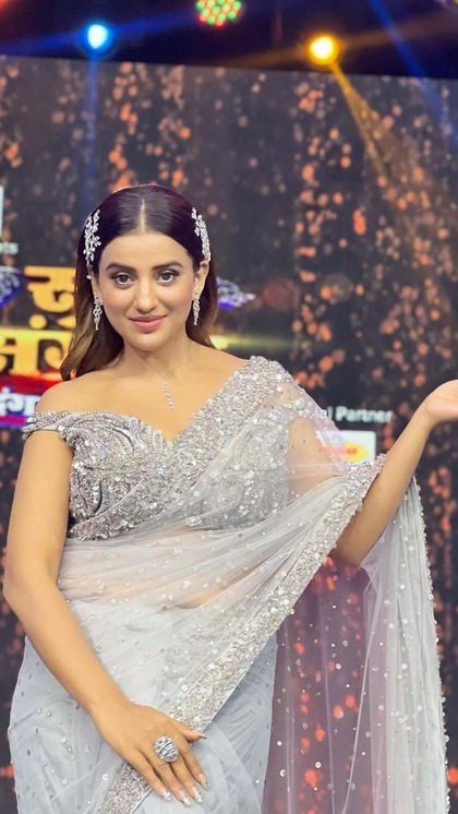 <p>बिना सिल्वर साड़ी के वेडिंग फंक्शन अधूरा है। मार्केट में आपको एक से बढ़कर सिल्वर साड़ियों के पैटर्न मिल जाएंगे। आप भी डिजाइनर ब्लाउज संग इसे वियर करें। </p>
