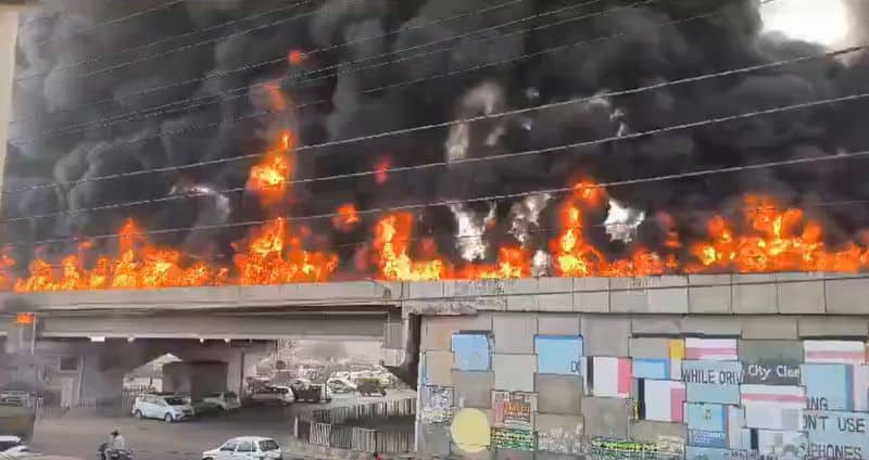 Oil tanker overturned after hitting a divider in Ludhiana, Punjab.. Huge fire on flyover.. Video viral..ISR