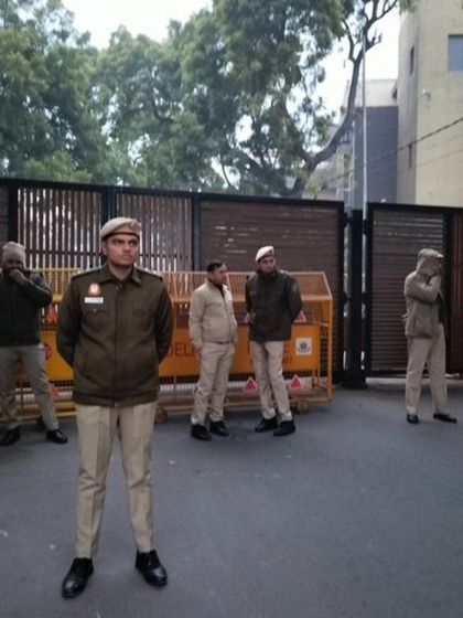 <p>सीएम अरविंद केजरीवाल की सोसायटी के मेन गेट पर सिक्योरिटी बढ़ा दी गई है। प्रवेश करने वालों से पूछताछ किया जा रहा है।</p>

