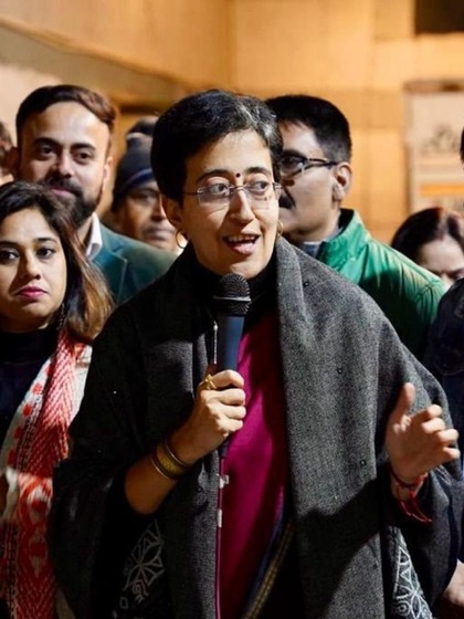 <p>AAP सरकार की मंत्री आतिशी, सौरभ भारद्वाज और सांसद संदीप पाठक ने एक्स पर पोस्ट कर ED के छापे और अरेस्टिंग की आशंका जताई है।</p>

