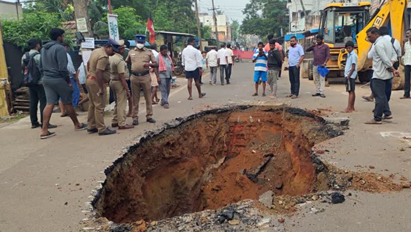 chennai ambattur sudden pothole...Shocked motorists tvk