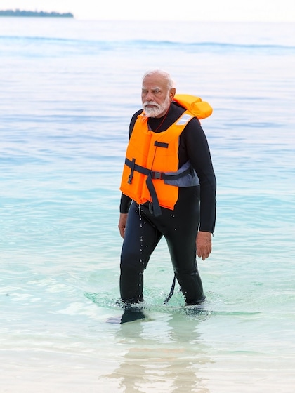 <p>प्रधानमंत्री मोदी के लक्षद्वीप जानने के बाद टूरिस्ट प्लेस के लिए इंटरनेट पर लक्षद्वीप ट्रेंड कर रहा है।  जिससे मालदीव को मिर्ची लग गई और वहां की मंत्री ने विवादित टिप्पणी की।</p>
