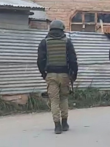 <p>अयोध्या और राम मंदिर की सुरक्षा अभेद्य बनाई जा रही है। आईबी-रॉ के अलावा ड्रोन और AI की मदद से चप्पे—चप्पे पर नजर रखी जाएगी।</p>
