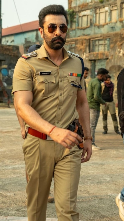 <p>रणबीर कपूर का पुलिस अवतार फैंस को खूब पसंद आया। एनिमल एक्टर का ये लुक सच में हैरान कर देने वाला है। वही अब फैंस रणबीर की लग्जरी लाइफ को लेकर भी एक्साइटेड हैं।</p>
