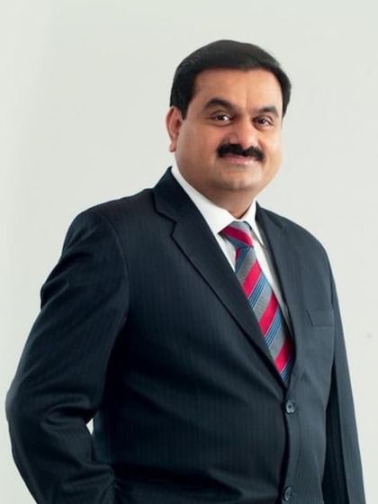 <p>दुनिया के सबसे अमीर लोगों की लिस्ट में गौतम अडानी 12वें नंबर पर हैं तो मुकेश अंबानी 13वें नंबर पर। दोनों उद्योगपतियों ने पिछले साल से ज्यादा इस साल लिस्ट में मजबूत जगह बनाई है।<br />
 </p>
