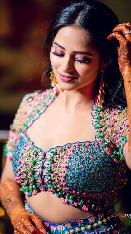 अब बचेंगे पैसे! सिंपल-हैवी साड़ी संग जंचेगे ये 10 मल्टीकलर ब्लाउज